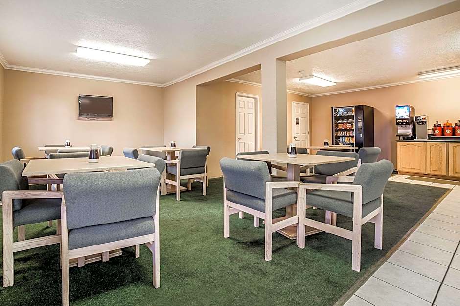 Econo Lodge Inn & Suites Logan