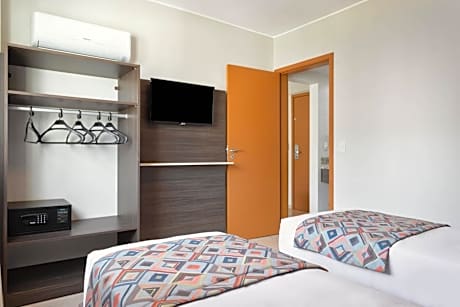 Standard Twin Room 1-day admission to Thermas dos Laranjais Park Included