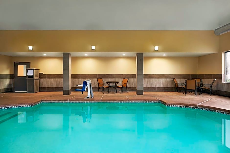 La Quinta Inn & Suites by Wyndham Lackawanna - Buffalo