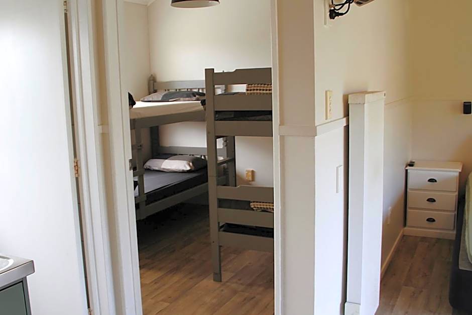 Hugo & Carters Backpackers & Motel