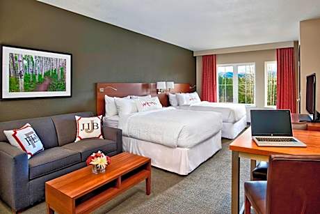 Queen Studio with Sofa Bed and Roll-in Shower - Mobility and Hearing Accessible