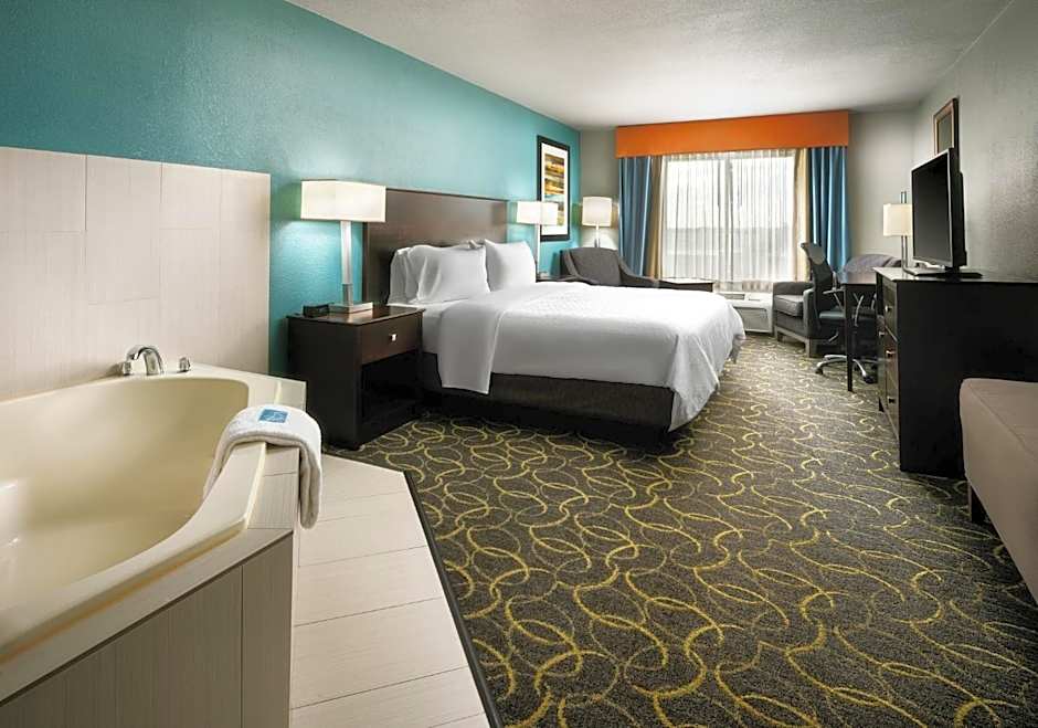 Holiday Inn Express & Suites DFW Airport - Grapevine By IHG