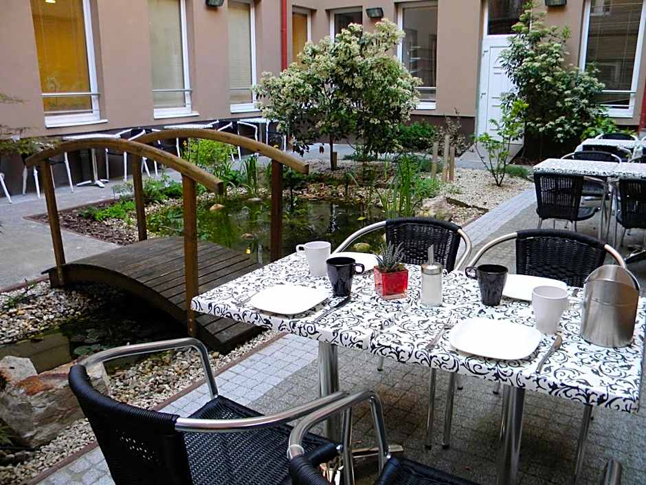 Six Inn Hotel