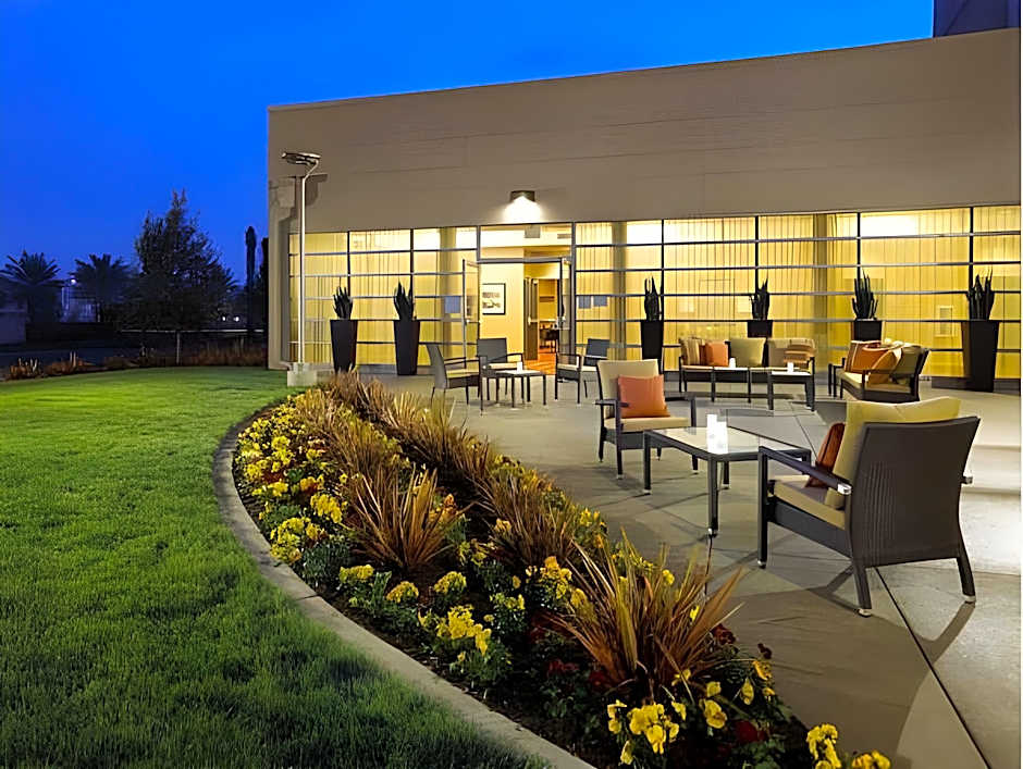 Courtyard by Marriott Long Beach Airport
