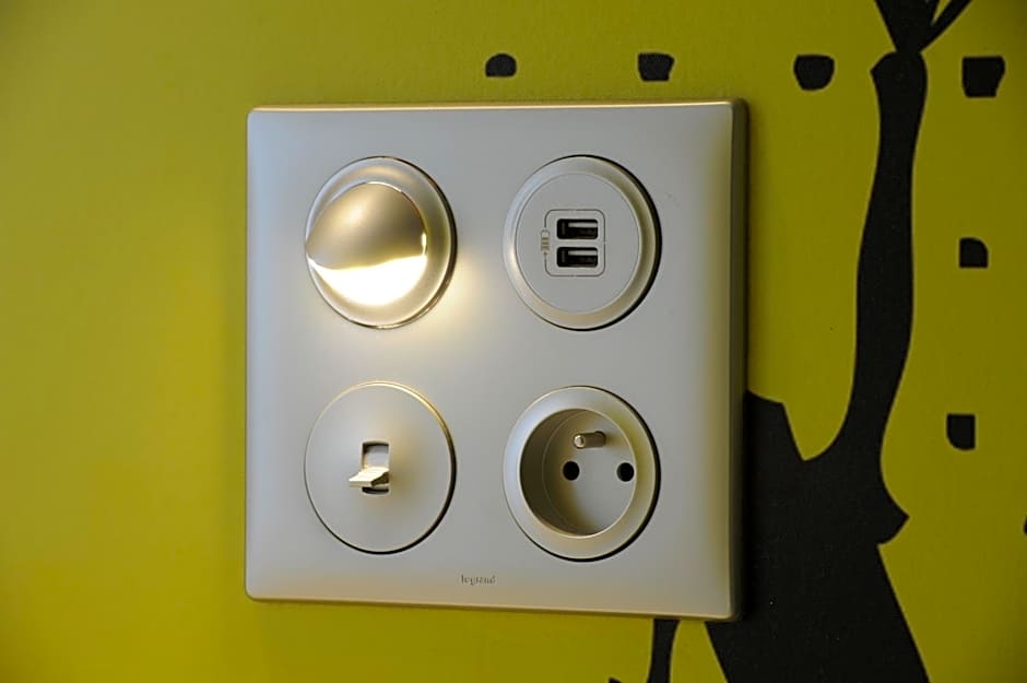 The 3 Ducks Eiffel Tower by Hiphophostels