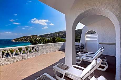 Two Connecting Rooms with Sea View