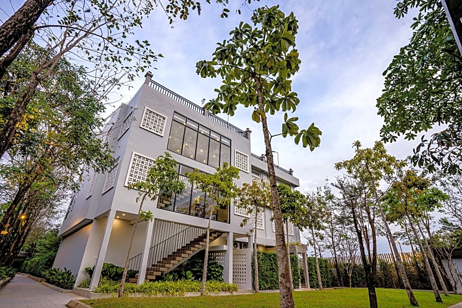 Rainforest Hotel by NSUN