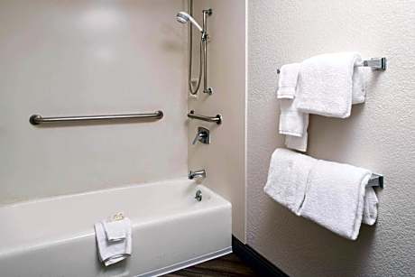 Double Room with Bath Tub - Mobility Accessible/Non-Smoking