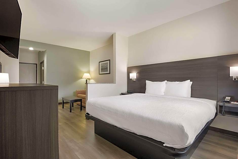 Quality Suites Tulsa I-44