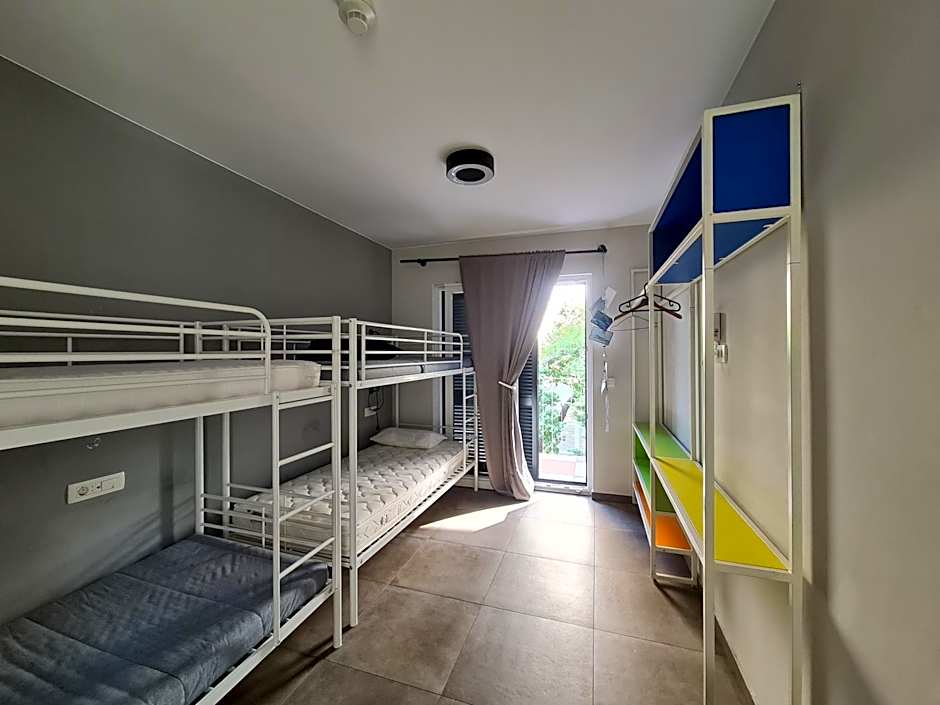 SUBTUB Hostel Makarska