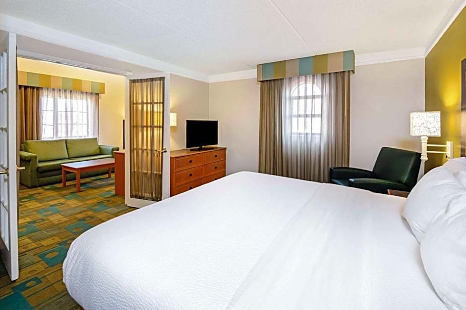 La Quinta Inn & Suites by Wyndham Mid-City