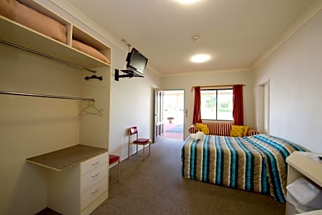 1 Queen Bed, Accessible