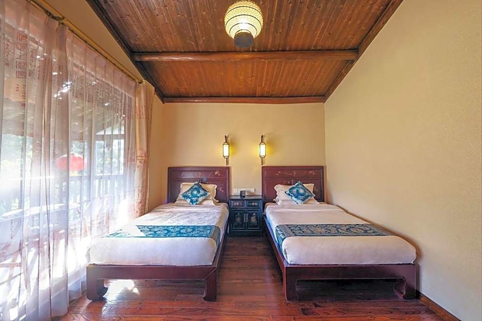 Yangshuo Tea Cozy-Free one way pick up service over 4 nights, English speaking, Yulong river location,Laundry service,Swimming pool, Bicycle rent