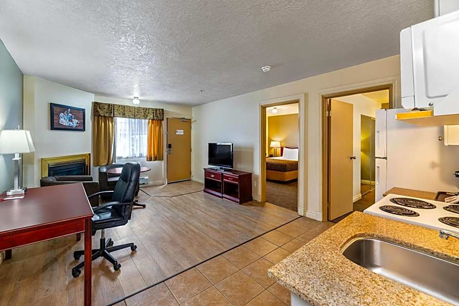 Econo Lodge  Inn & Suites