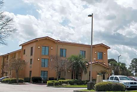 La Quinta Inn & Suites by Wyndham New Orleans Veterans