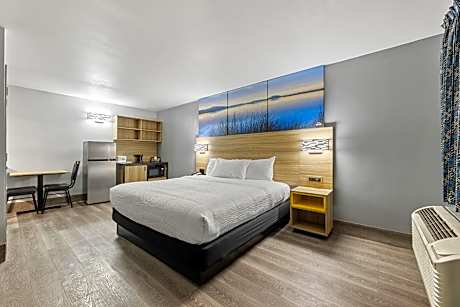 Suite with One King Bed and Bathtub with Grab Bars - Mobility Accessible/Non-Smoking