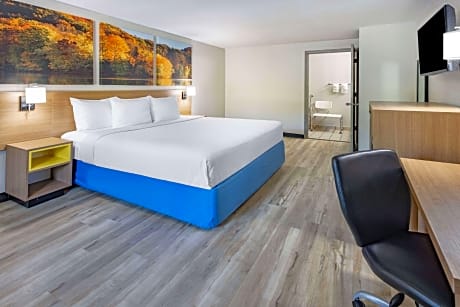 1 King Bed, Non-Smoking