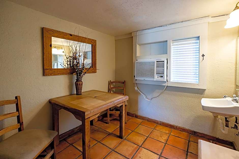 The Historic Leakey Inn