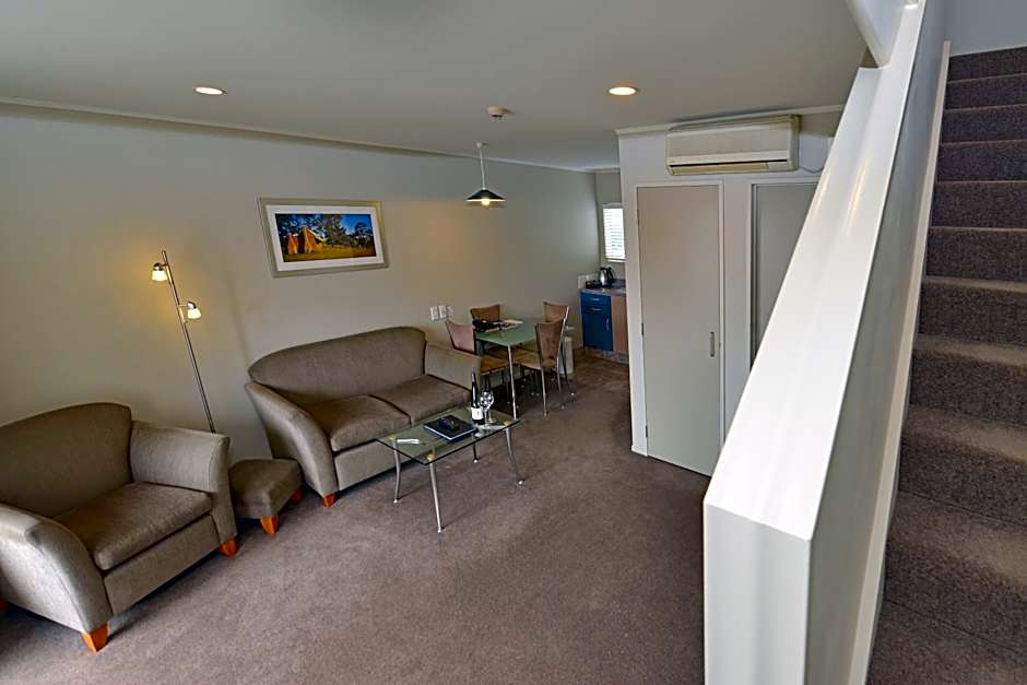 Brougham Heights Motel