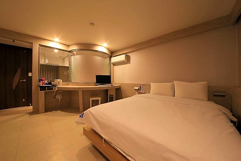 Hotel M story