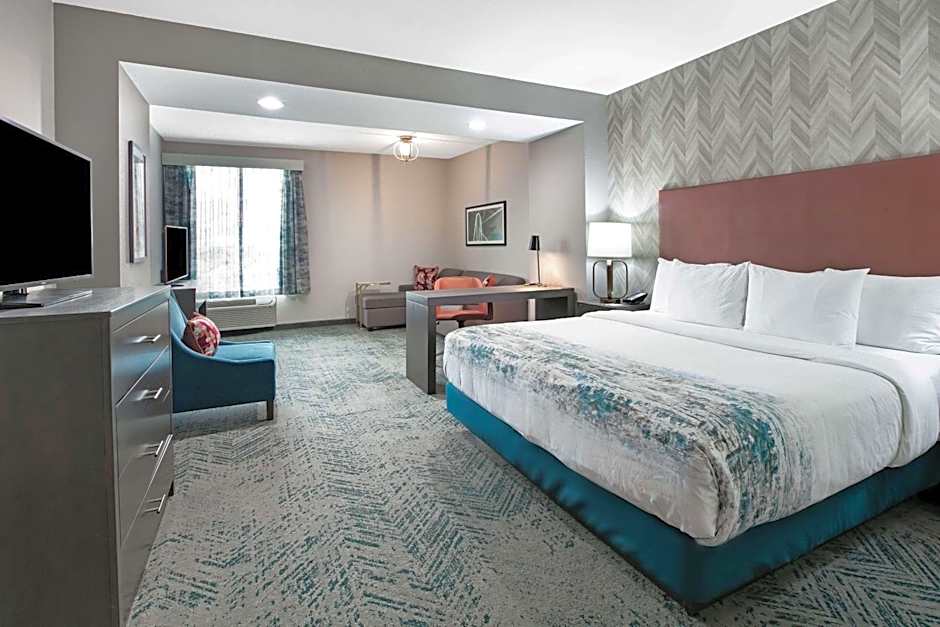 La Quinta Inn & Suites by Wyndham DFW West-Glade-Parks