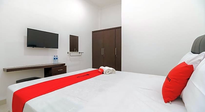 RedDoorz near Kejaksan Station Cirebon 2