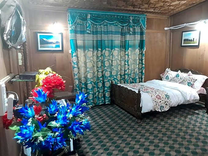 Swan Group of Houseboats, Golden Dal Lake