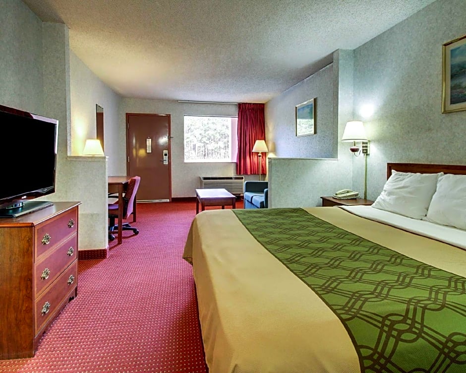 Econo Lodge Inn & Suites Forest