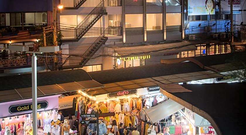 YELLO ROOMS Victory Monument