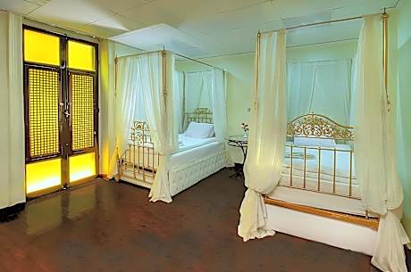 Deluxe Twin Room with Air Conditioning
