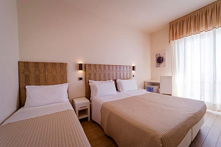 Hotel Soraya - Spiaggia Sawasdee with Beach, Restaurant & Parking
