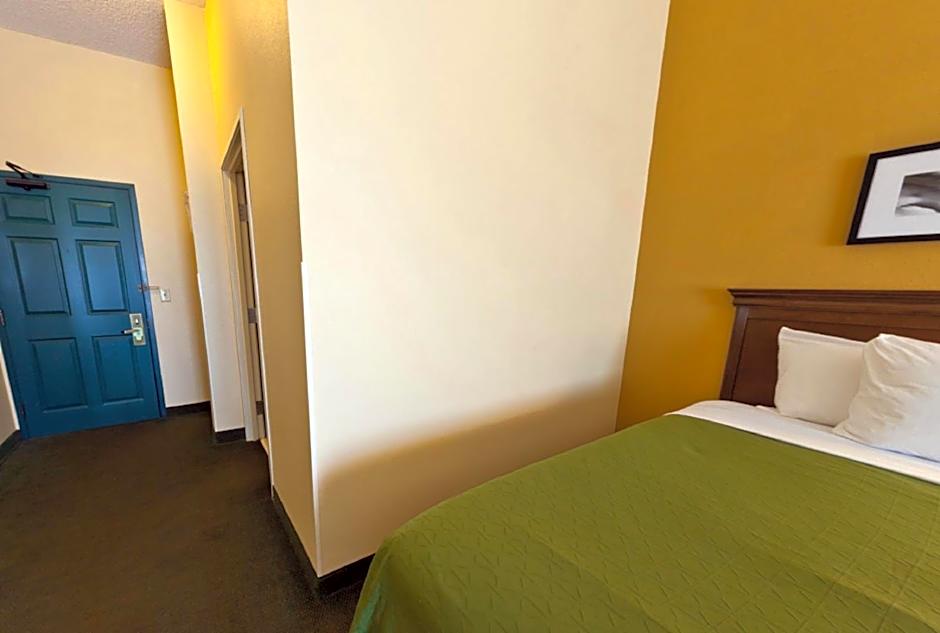 Country Inn & Suites by Radisson, Salina, KS