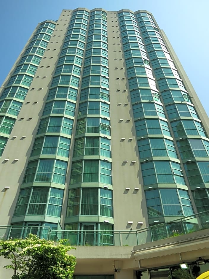 Rosedale on Robson Suite Hotel