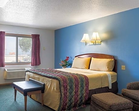 1 Queen Room- Non-Smoking