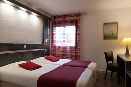 Triple Room (2 Single Beds + Sofa Bed 1 Person)