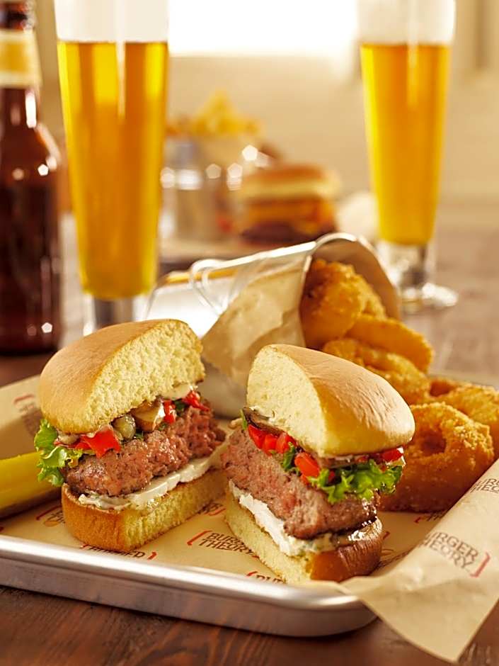 Holiday Inn & Suites Oakville at Bronte By IHG