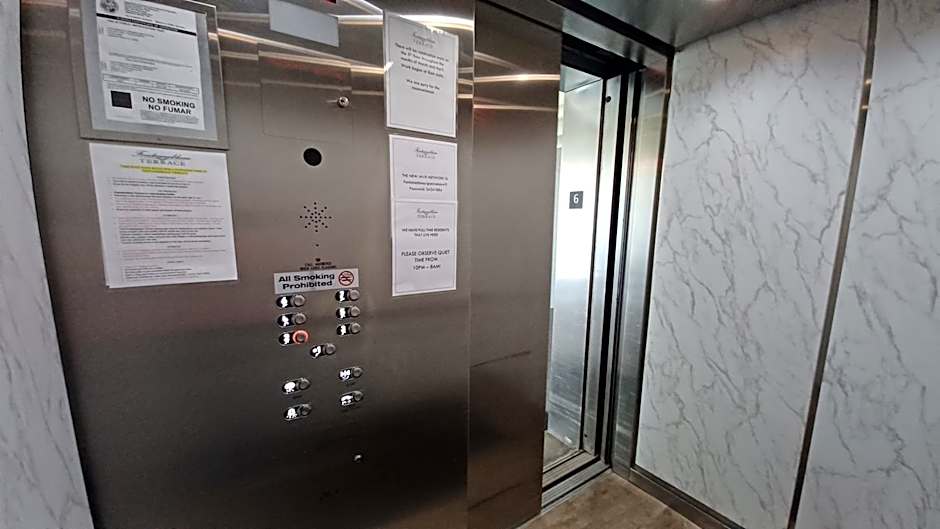 ON THE BEACH! COUPLES GETAWAY,HONEYMOON SWEET, Perfectly Cozy Beach Front Condo, full kitchen, pool, free parking,CHECK-IN AT DOOR