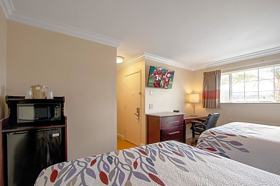 Red Roof Inn & Suites Monterey