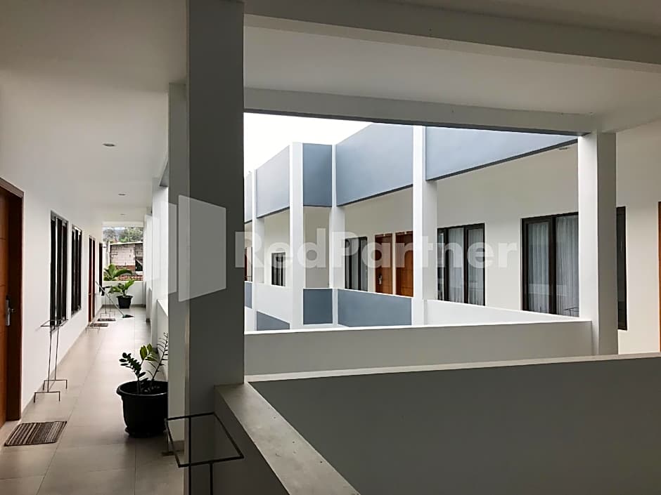 Hotel D88 Mitra RedDoorz near Santera Flower Garden