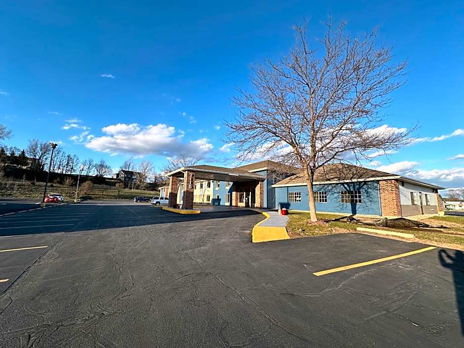 AmericInn by Wyndham Reedsburg