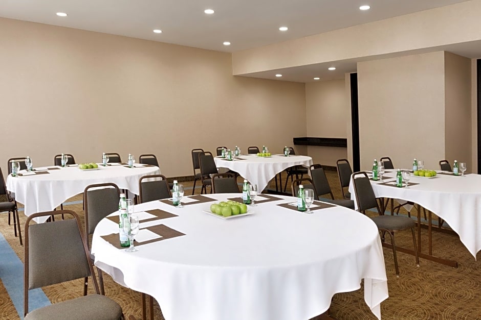 Radisson Hotel Fresno Conference Center – Fresno, CA