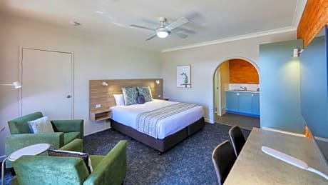 Hamilton Henry Parkes Motor Inn