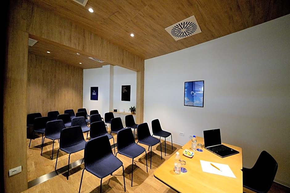 Air Rooms Rome Airport by HelloSky