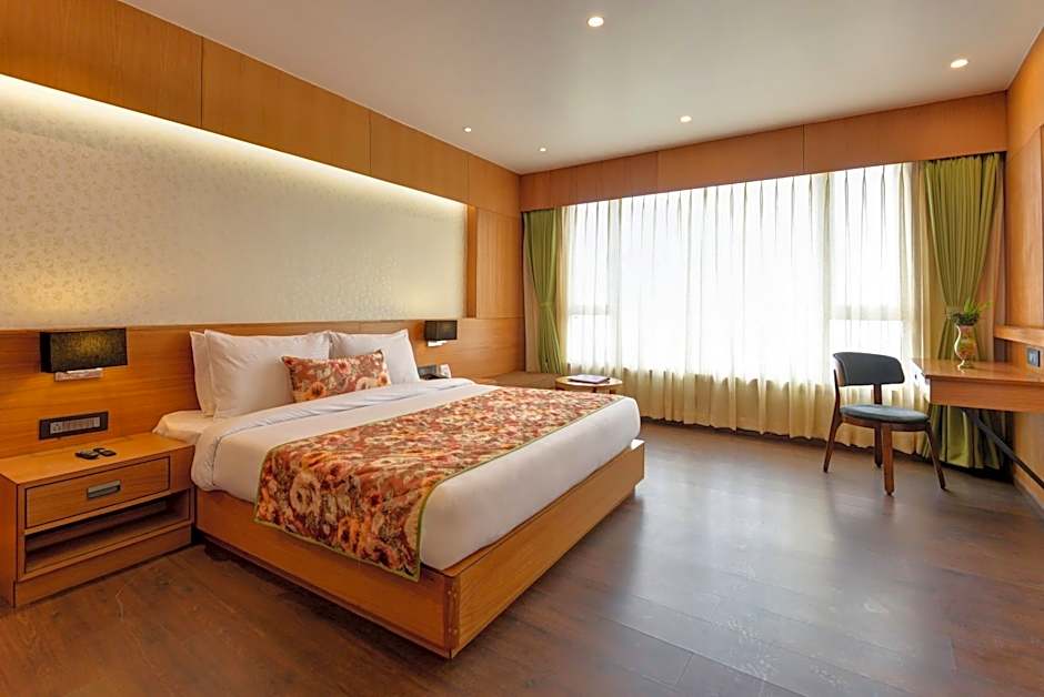 Summit Montana Suites & Spa at Mall