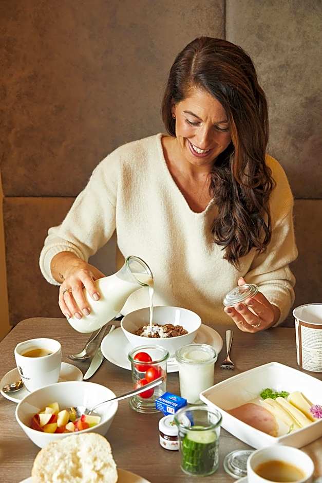 VIER Studios & Restaurant