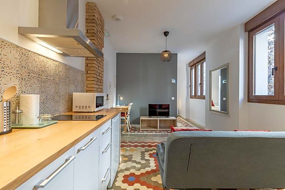 Apt with Antique Floor & lots of Sun Light