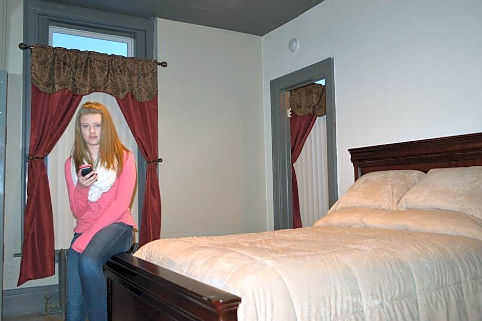 Photo 1 of 5 of 1 Queen Bed