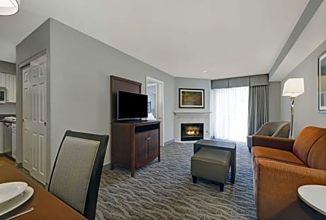 One-Bedroom King Suite with Fireplace - Non-Smoking 