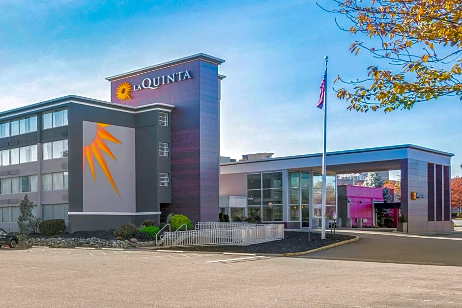 La Quinta Inn & Suites by Wyndham Clifton