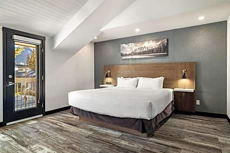 Superior King Suite With Jetted Tub